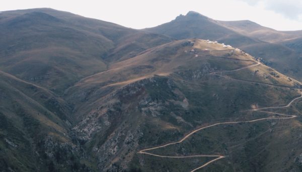 uma montanha onde um caminho serpenteia