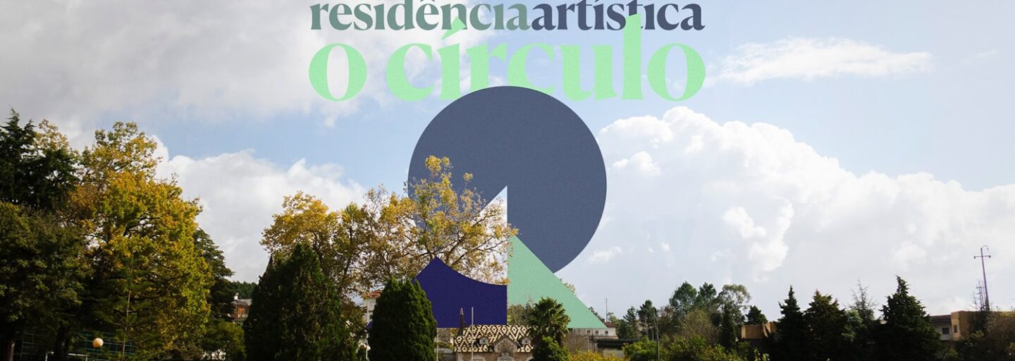 Foto de campo com a casa dos jesuítas em cernache onde se destaca em primeiro plano o logo da residência artística O círculo