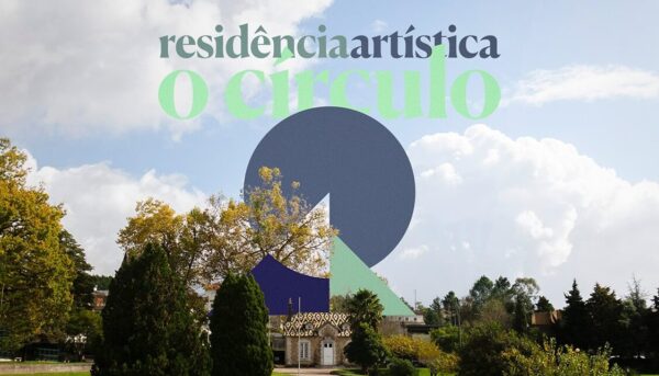 Foto de campo com a casa dos jesuítas em cernache onde se destaca em primeiro plano o logo da residência artística O círculo
