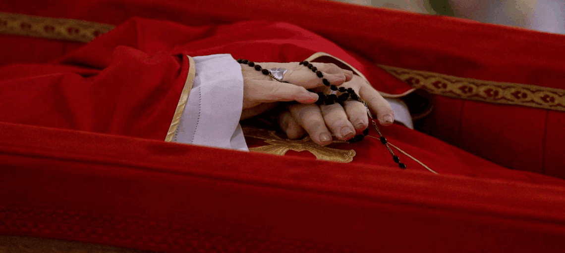 Rosário sobre o corpo do papa Francisco durante rito de declaração de sua morte na Capela de Santa Marta no Vaticano