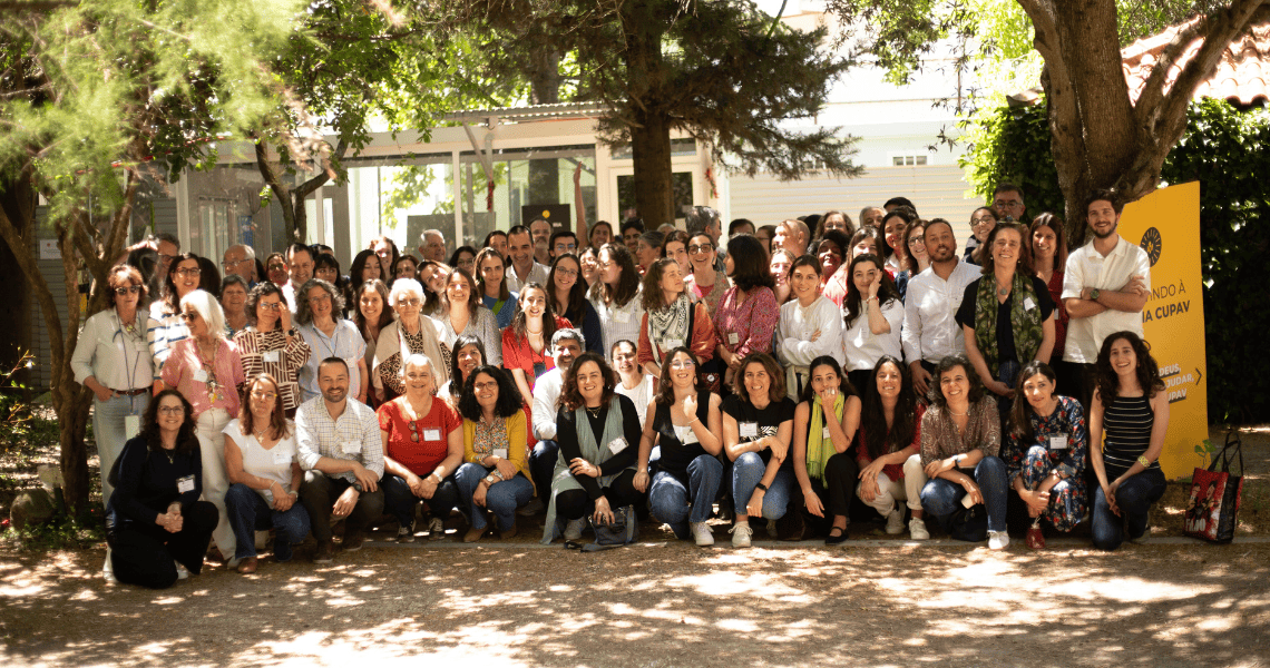 100 membros do CAS sorriem para a foto na assembleia social de 2025