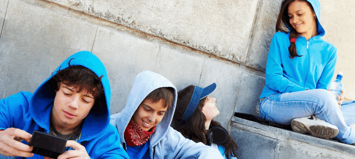 4 adolescentes a conviver com telemóveis