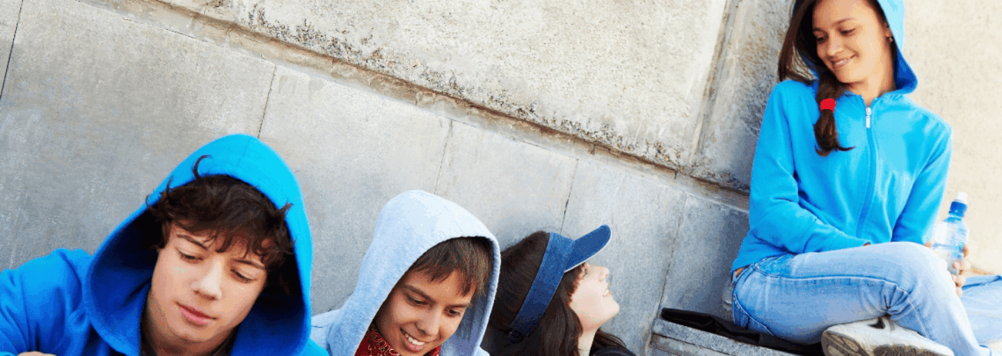 4 adolescentes a conviver com telemóveis