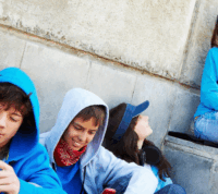 4 adolescentes a conviver com telemóveis