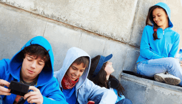 4 adolescentes a conviver com telemóveis