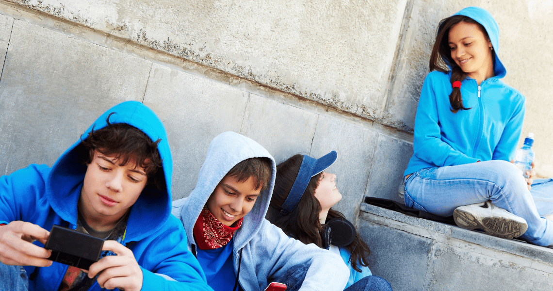 4 adolescentes a conviver com telemóveis