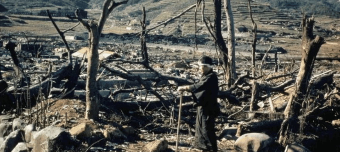 Um sobrevivente observa a devastação de Nagasaki em 1945. Foto: AFP