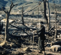 Um sobrevivente observa a devastação de Nagasaki em 1945. Foto: AFP