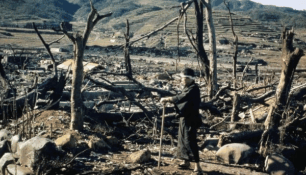 Um sobrevivente observa a devastação de Nagasaki em 1945. Foto: AFP