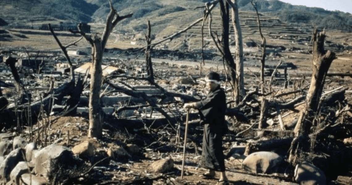 Um sobrevivente observa a devastação de Nagasaki em 1945. Foto: AFP