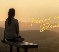 Férias com Deus - mulher sentada olha o por do sol