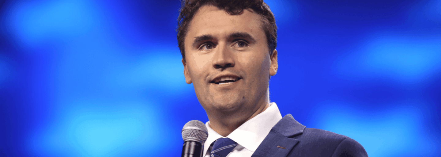 Charlie Kirk, de microfone na mão, fala numa conferência