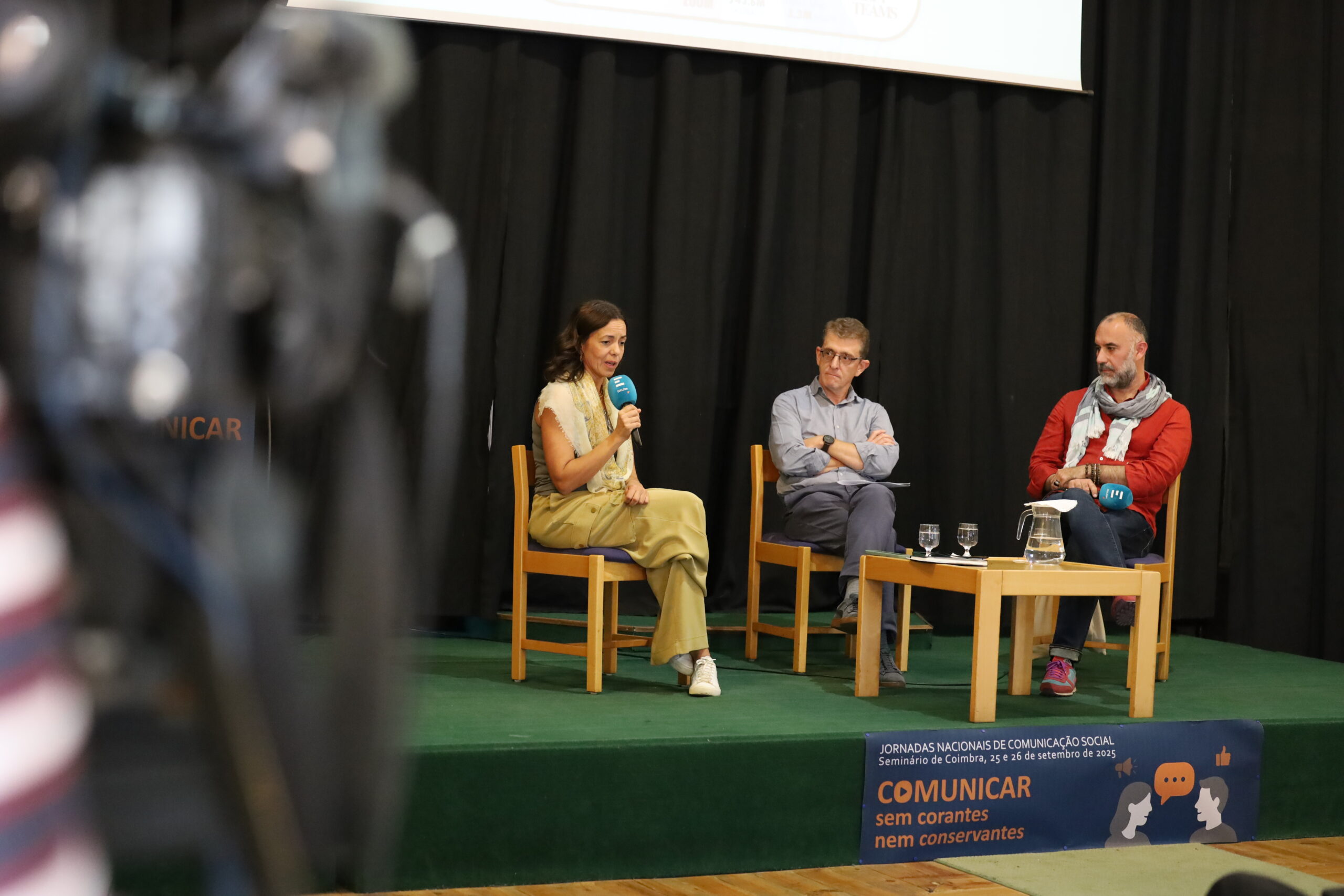Clara Almeida Santos, P. Paulo Duarte, sj, Nelson Mateus sentados a falar
