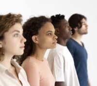pessoas de diversas etnias em fila