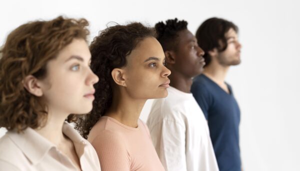 pessoas de diversas etnias em fila