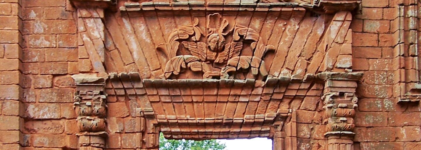 Fachada de um antigo edifício nas reduções do Paraguai