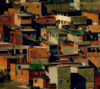 várias casas em tijolo, desordenadas, assentes numa colina