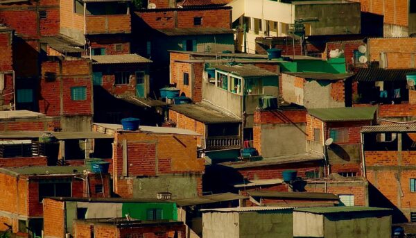 várias casas em tijolo, desordenadas, assentes numa colina