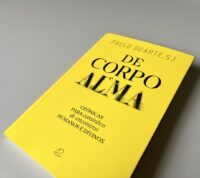 capa do novo livro do P. Paulo Duarte sj, com título De corpo e alma. capa amarela, edição Apostolado de oração