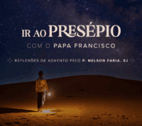 deserto sob céu estrelado. um homem caminha com um luzeiro na mão