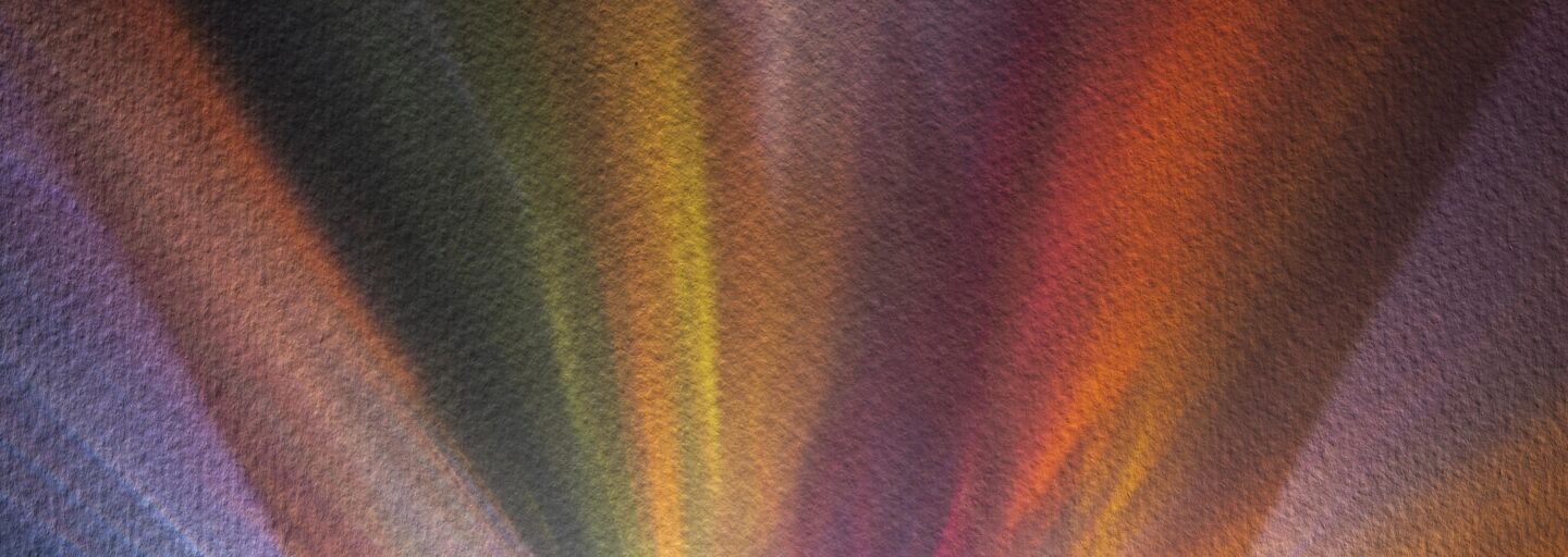 várias cores esbaticas surgem refratidas por um objeto que está fora da imagem