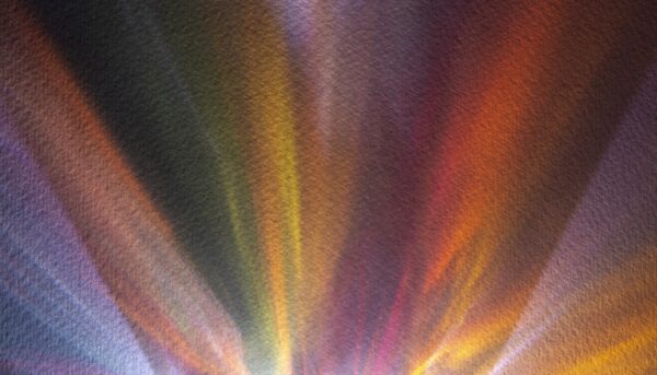 várias cores esbaticas surgem refratidas por um objeto que está fora da imagem