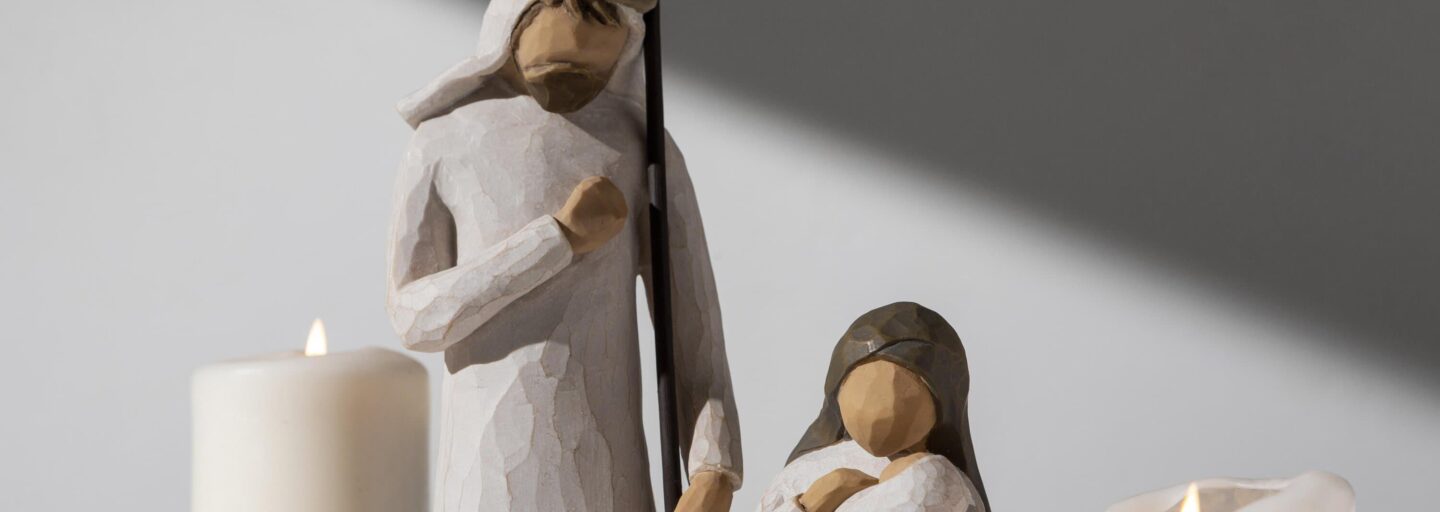 figuras contemporâneas de José e Maria, aquele apoiado num cajado enquanto Maria acarinha o menino nos seus braços, rodeados de três velas.
