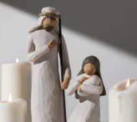 figuras contemporâneas de José e Maria, aquele apoiado num cajado enquanto Maria acarinha o menino nos seus braços, rodeados de três velas.