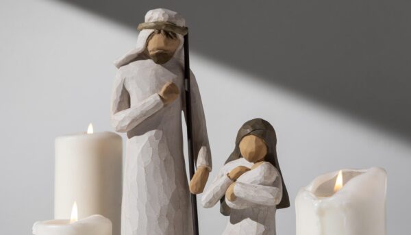 figuras contemporâneas de José e Maria, aquele apoiado num cajado enquanto Maria acarinha o menino nos seus braços, rodeados de três velas.