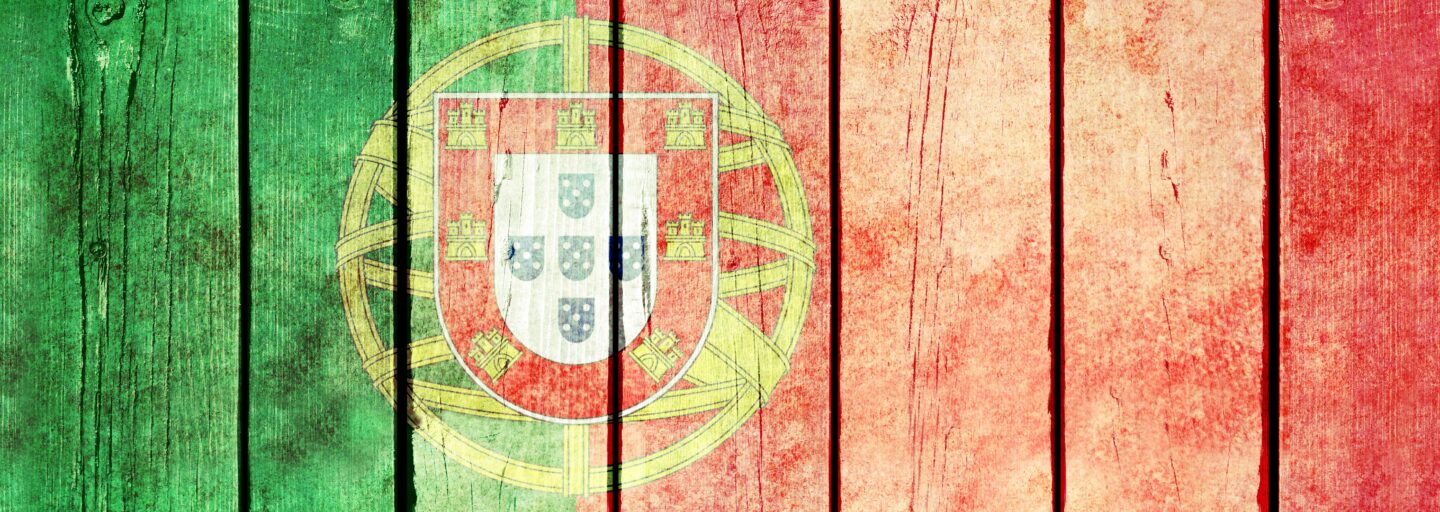 bandeira portuguesa pintada em tábuas verticais de madeira