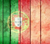 bandeira portuguesa pintada em tábuas verticais de madeira