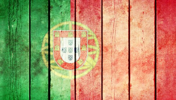 bandeira portuguesa pintada em tábuas verticais de madeira