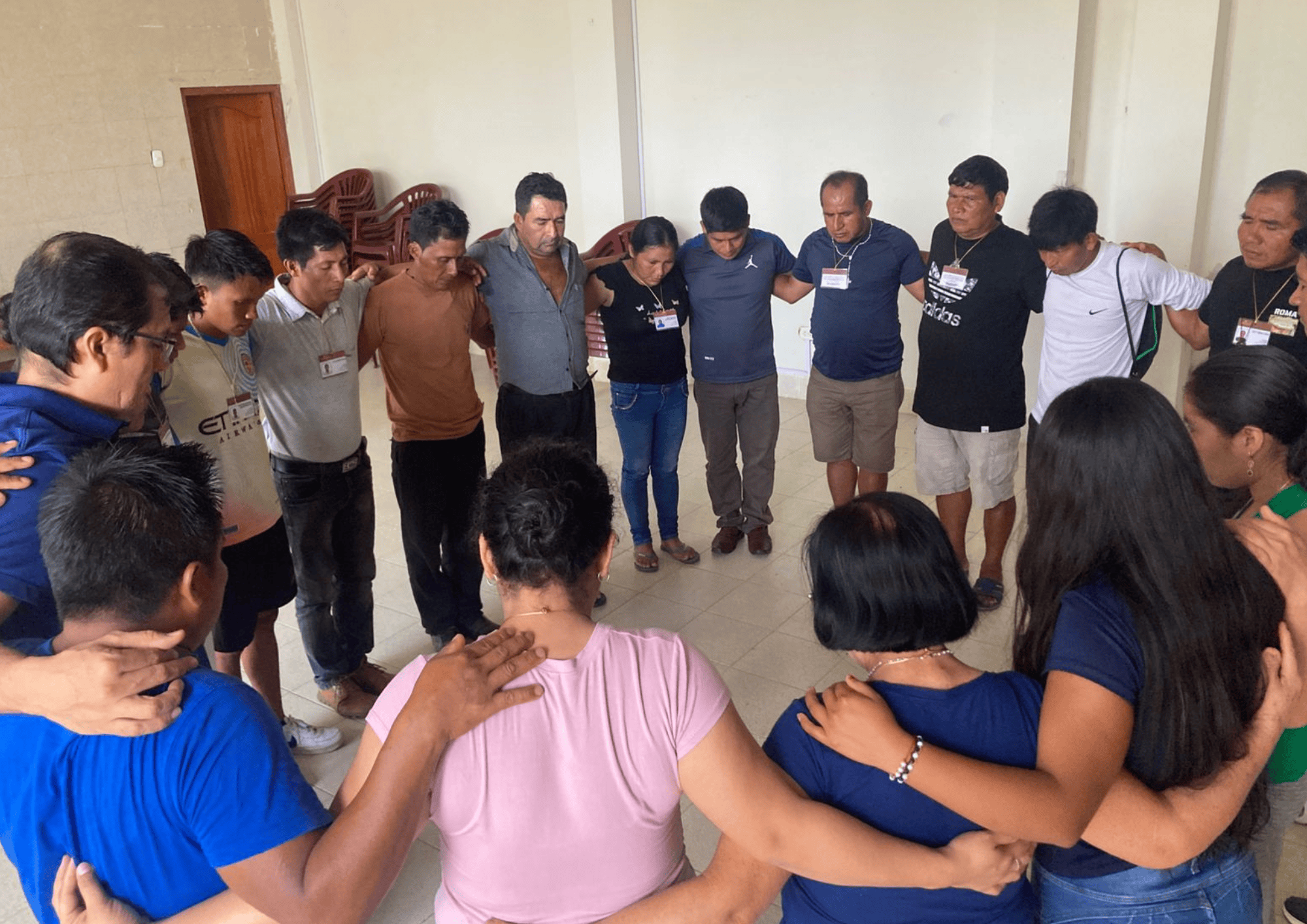 grupo de personas en la misión en Sentch