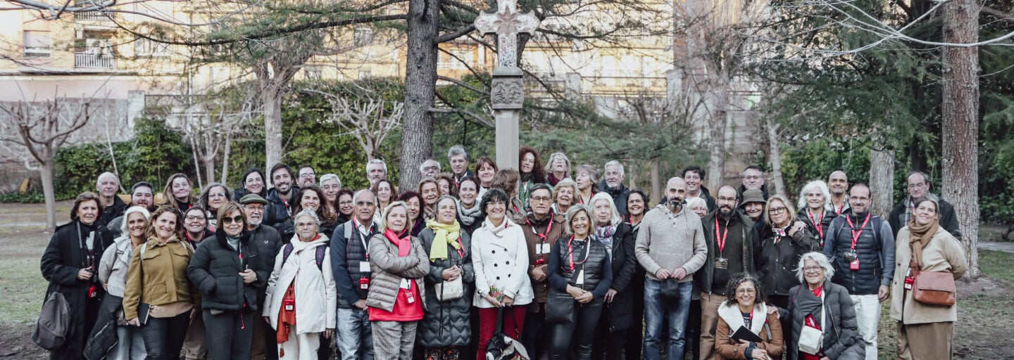grupo de 56 peregrinos sorri para a foto no centro de espiritualidade em manresa