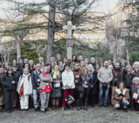 grupo de 56 peregrinos sorri para a foto no centro de espiritualidade em manresa