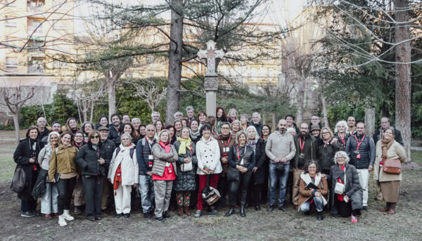 grupo de 56 peregrinos sorri para a foto no centro de espiritualidade em manresa