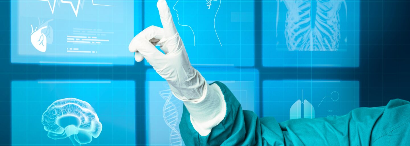 Mão com luva médica a apontar para um ecrã virtual de tecnologia médica
