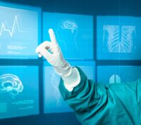 Mão com luva médica a apontar para um ecrã virtual de tecnologia médica
