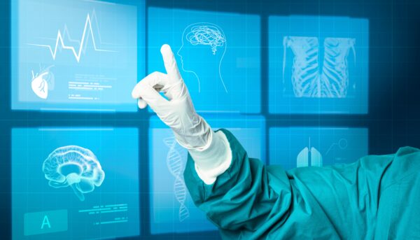 Mão com luva médica a apontar para um ecrã virtual de tecnologia médica