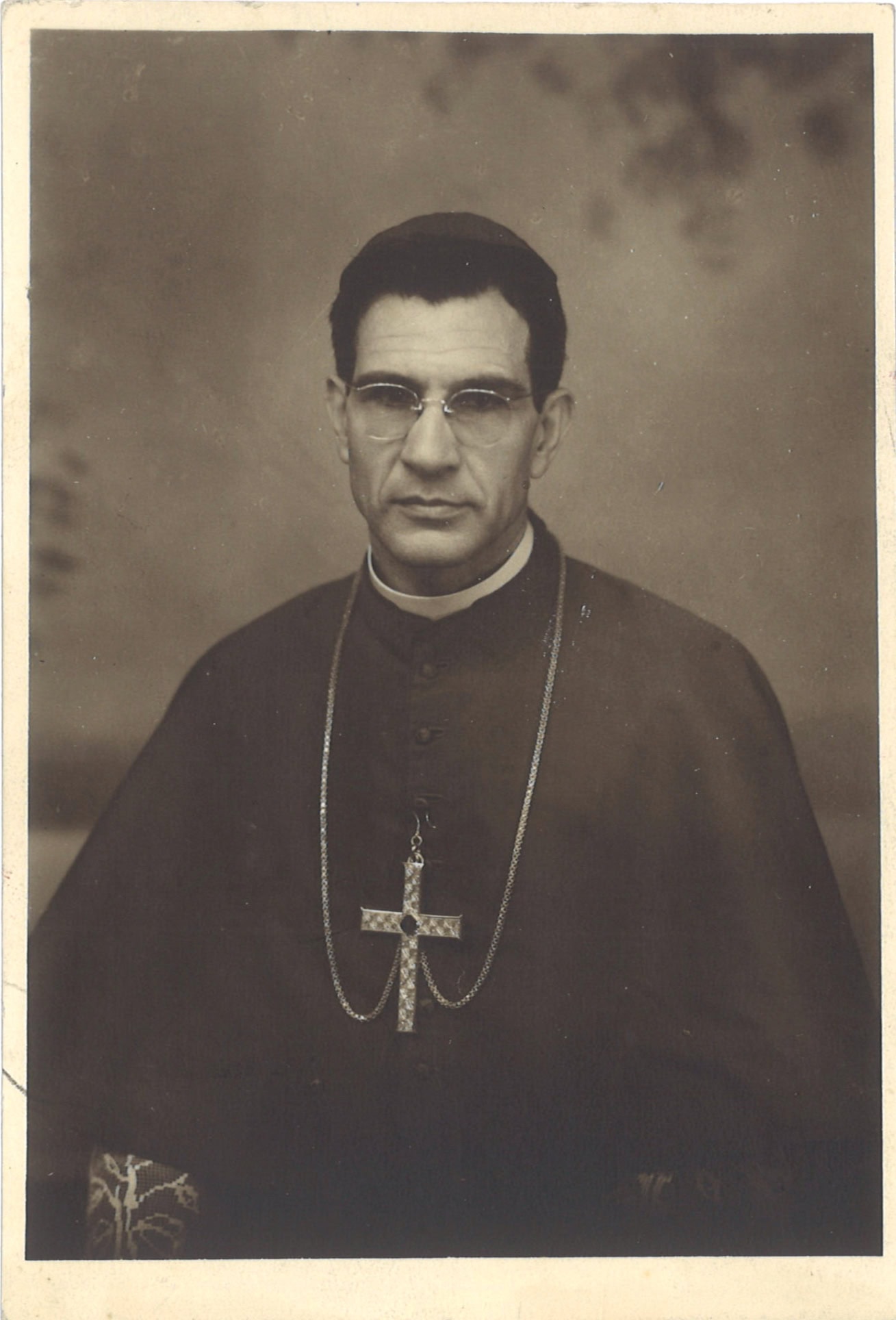 Bispo%20Jo%C3%A3o%20de%20Deus%20Ramalho%2C%20SJ%20(1890%E2%80%931958)%2C%20Superior%20da%20Miss%C3%A3o%20de%20Shiu%E2%80%91Hing%2C%20em%201940%2C%20e%20bispo%20de%20Macau%2C%20de%201942%20a%201954.