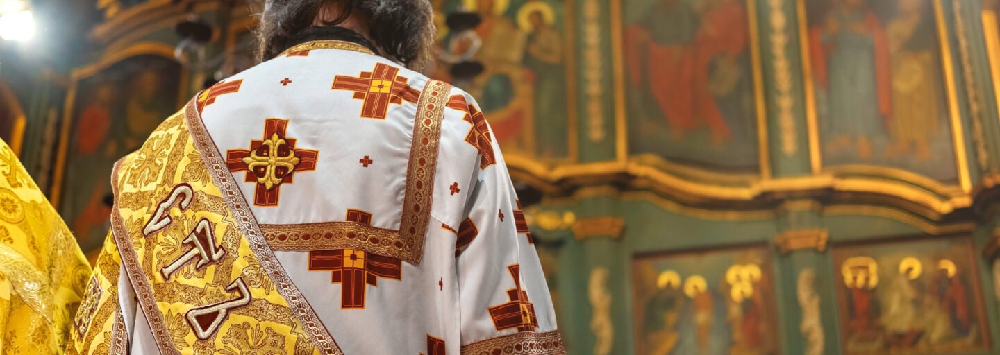 Padre ortodoxo a celebrar sacramentos