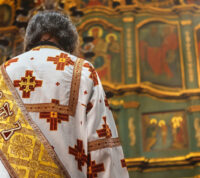 Padre ortodoxo a celebrar sacramentos