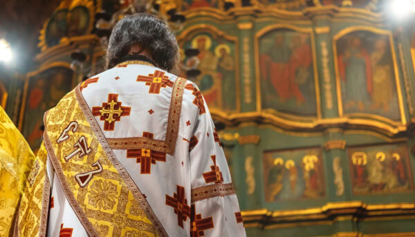 Padre ortodoxo a celebrar sacramentos