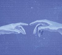 Fundo azul com elementos de transformação digital em IA, incluindo mãos robóticas buscando-se uma à outra, sem se tocar, evocando a pintura da Capela Sistina, por Miguel Ângelo, intitulada "A Criação de Adão"