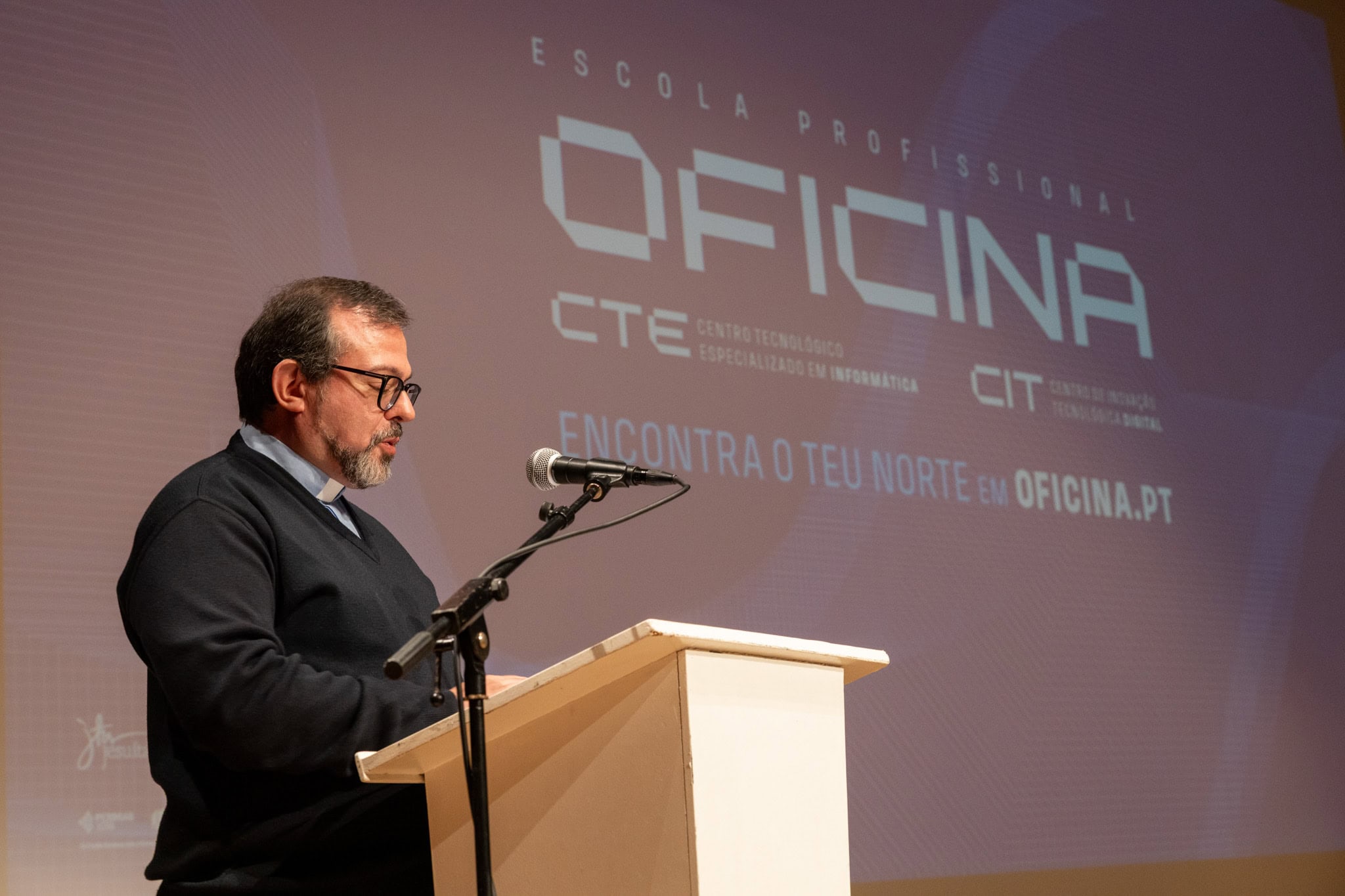 P.%20Ant%C3%B3nio%20Val%C3%A9rio%2C%20sj%2C%20diretor%20do%20Col%C3%A9gio%20das%20Caldinhas%2C%20a%20discursar%20na%20cerim%C3%B3nia%20de%20inaugura%C3%A7%C3%A3o.