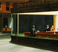 imagem da obra que inspira a reflexão: «Nighthawks», de Edward Hopper. A obra retrata um restaurante iluminado durante a noite, visto da rua vazia. No interior, três pessoas estão sentadas ao balcão: um empregado de branco e dois clientes, um homem de chapéu escuro e uma mulher de vestido vermelho. O contraste entre o interior luminoso e a rua escura transmite uma sensação de silêncio e solidão urbana.