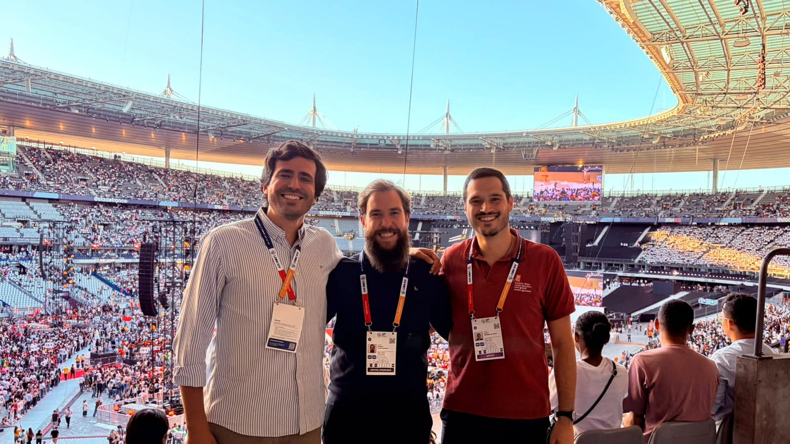 Os jesuítas Diogo Marques Gaspar, Eduardo Amaral e António Ferreira da Silva no Stade de France
