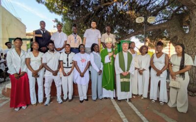 D. Américo Aguiar, administra o Sacramento do Crisma a 15 jovens, no penúltimo dia da sua visita pastoral à Paróquia de S. Francisco Xavier de Caparica